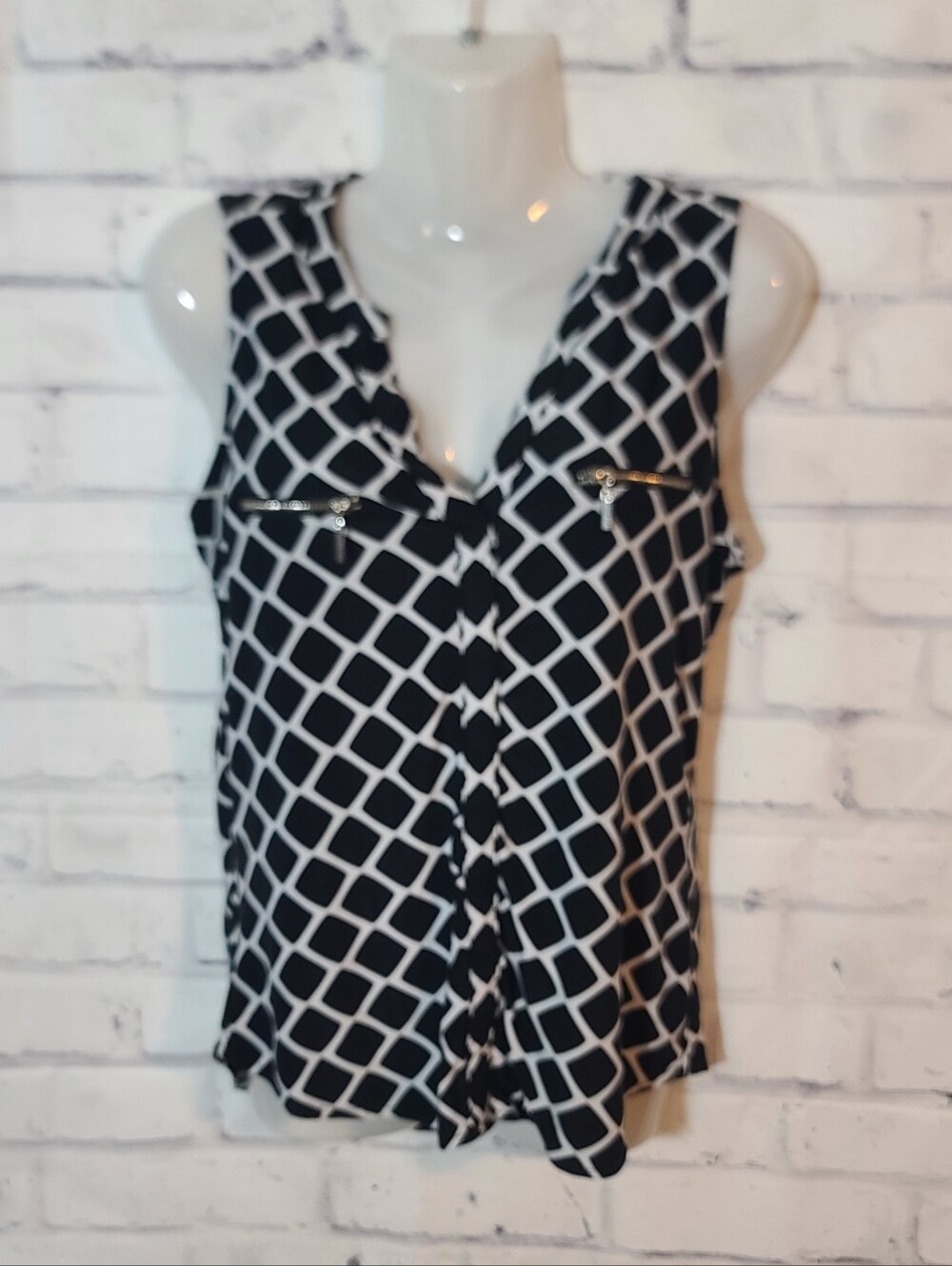 INC International Concepts Women's Geo Black/White V-Neck Sleeveless Blouse M